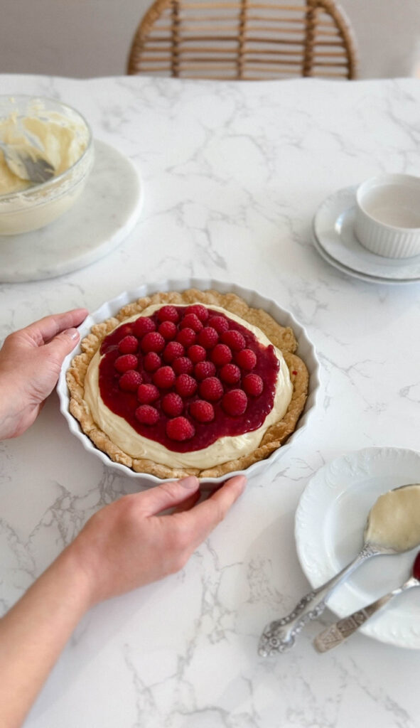 tarta z malinami i kremem budyniowym