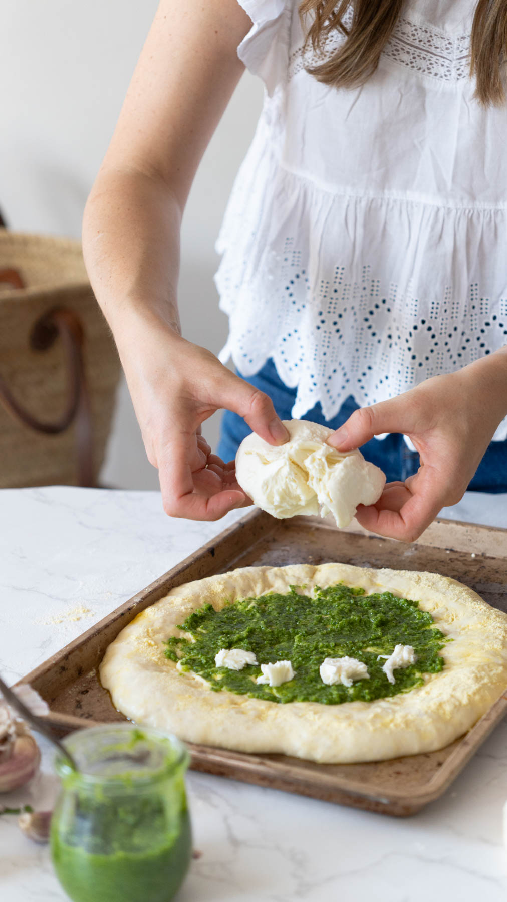 pizza z pesto, brzoskwinią i cukinią