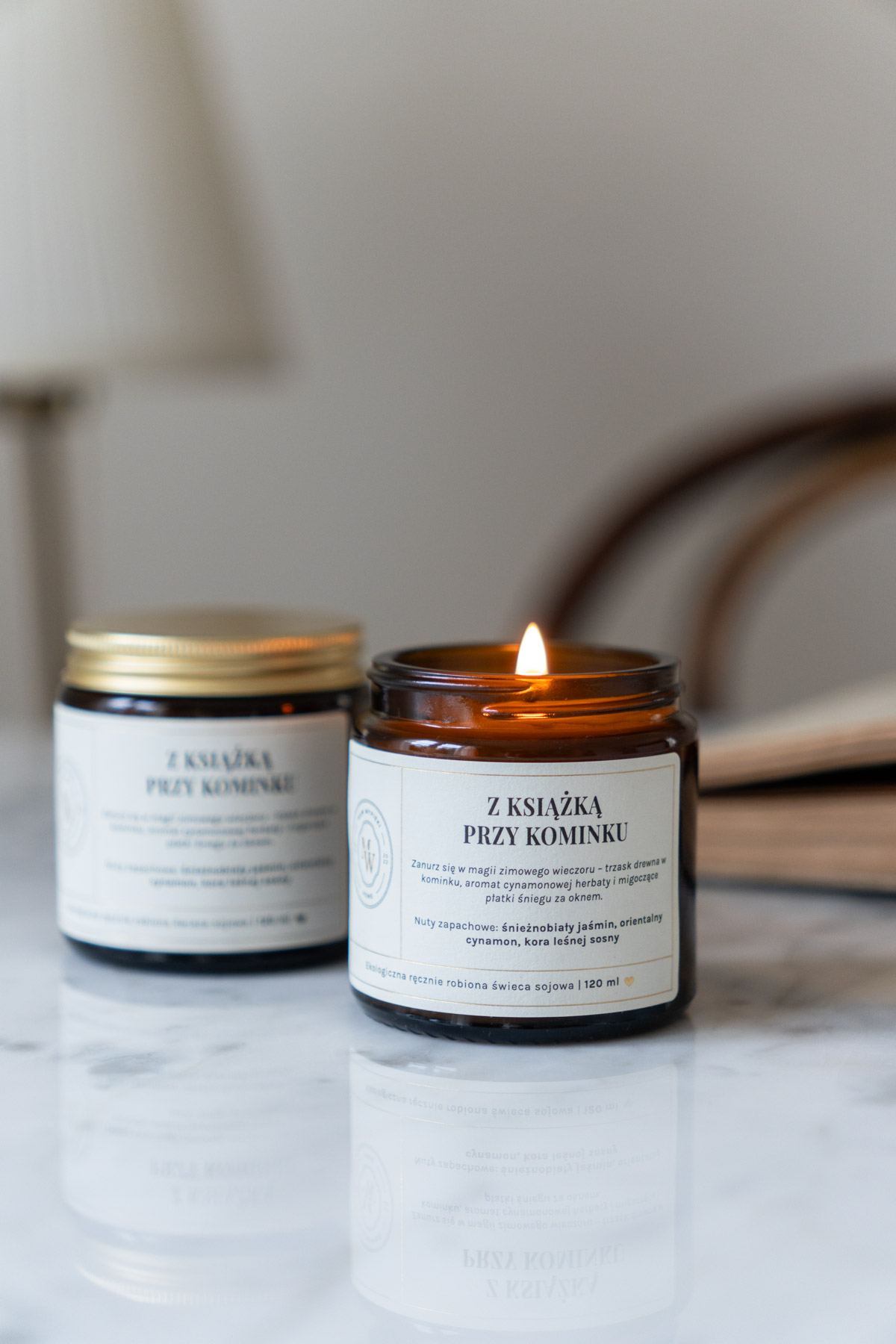 świeca sojowa " z książką przy kominku" 120 ml
