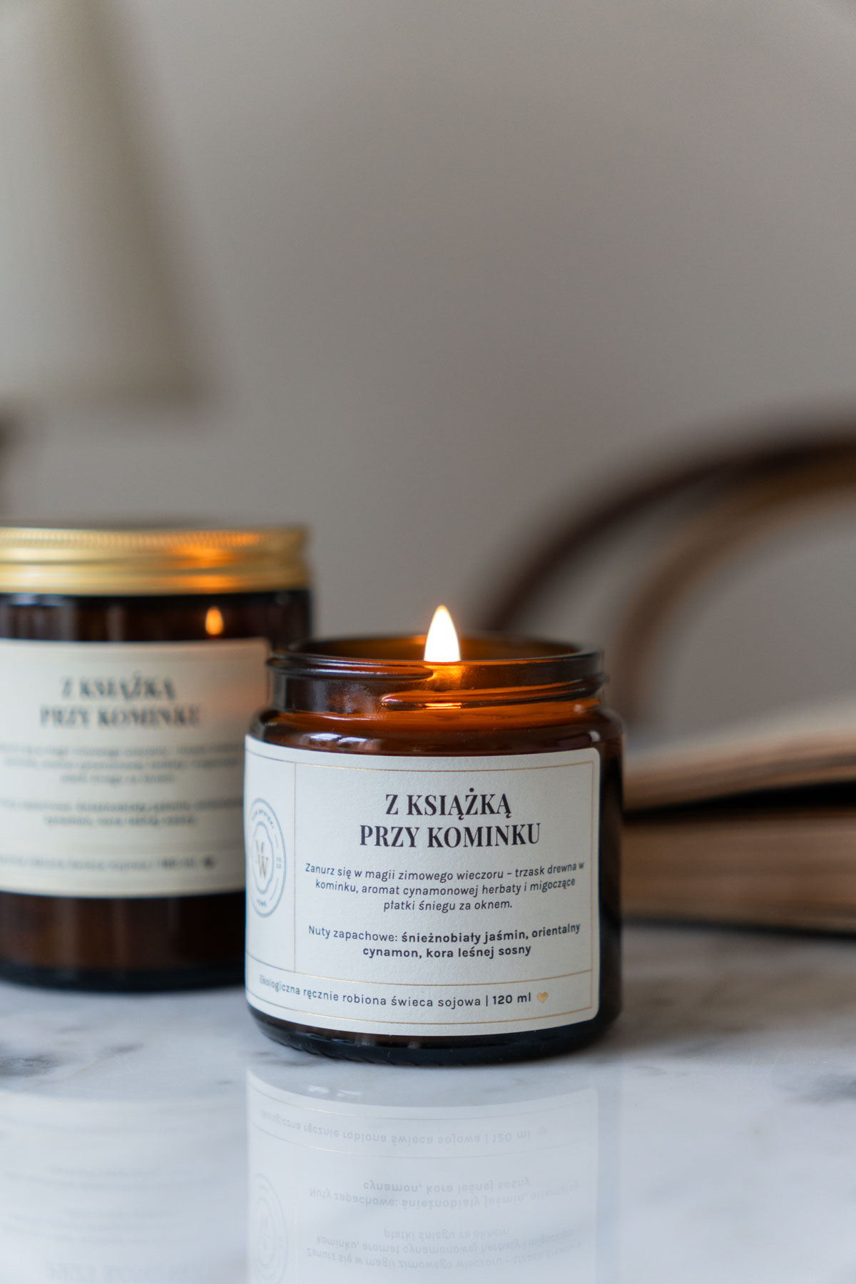 świeca sojowa "z książka przy kominku" 120 ml