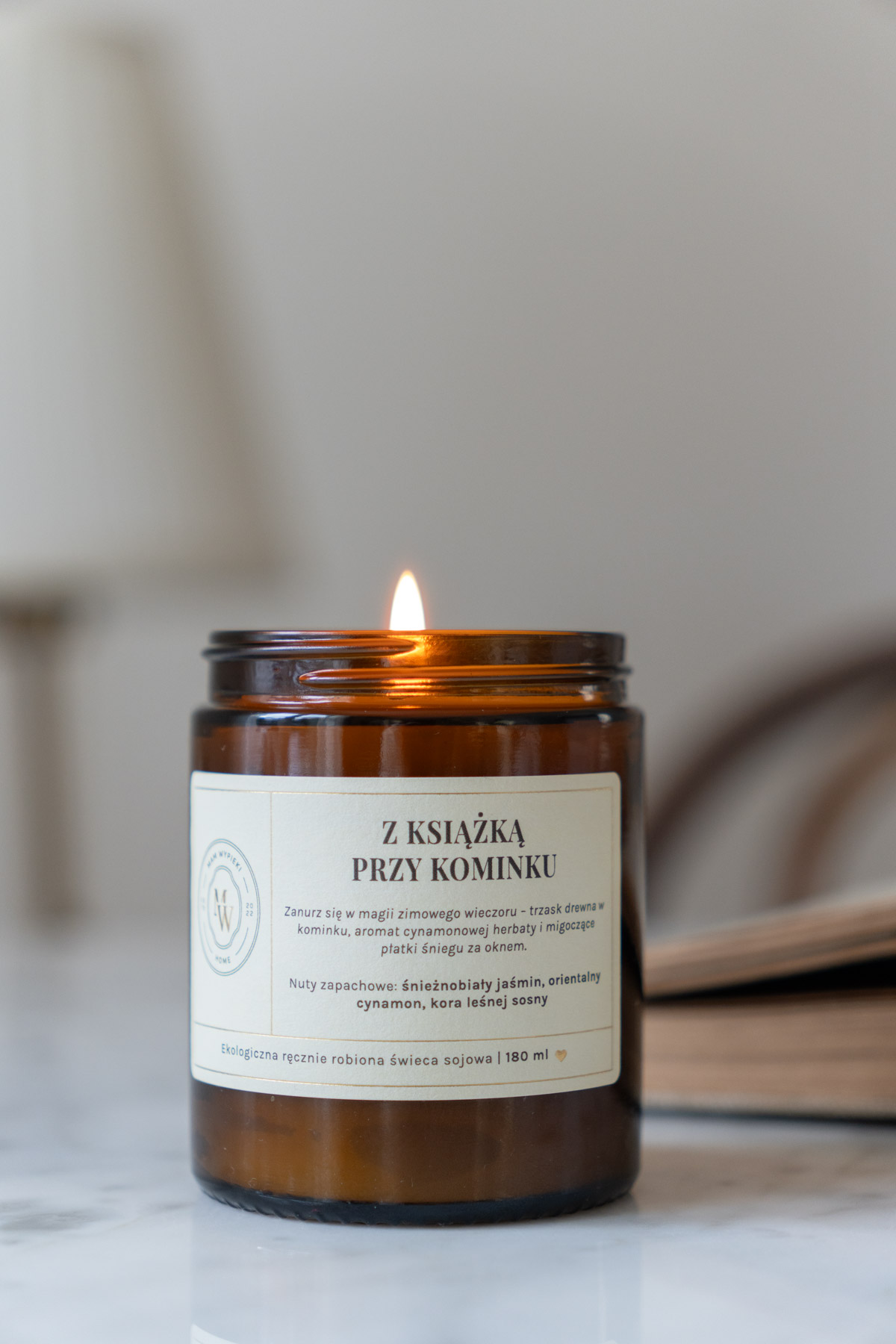 świeca sojowa "z książką przy kominku"