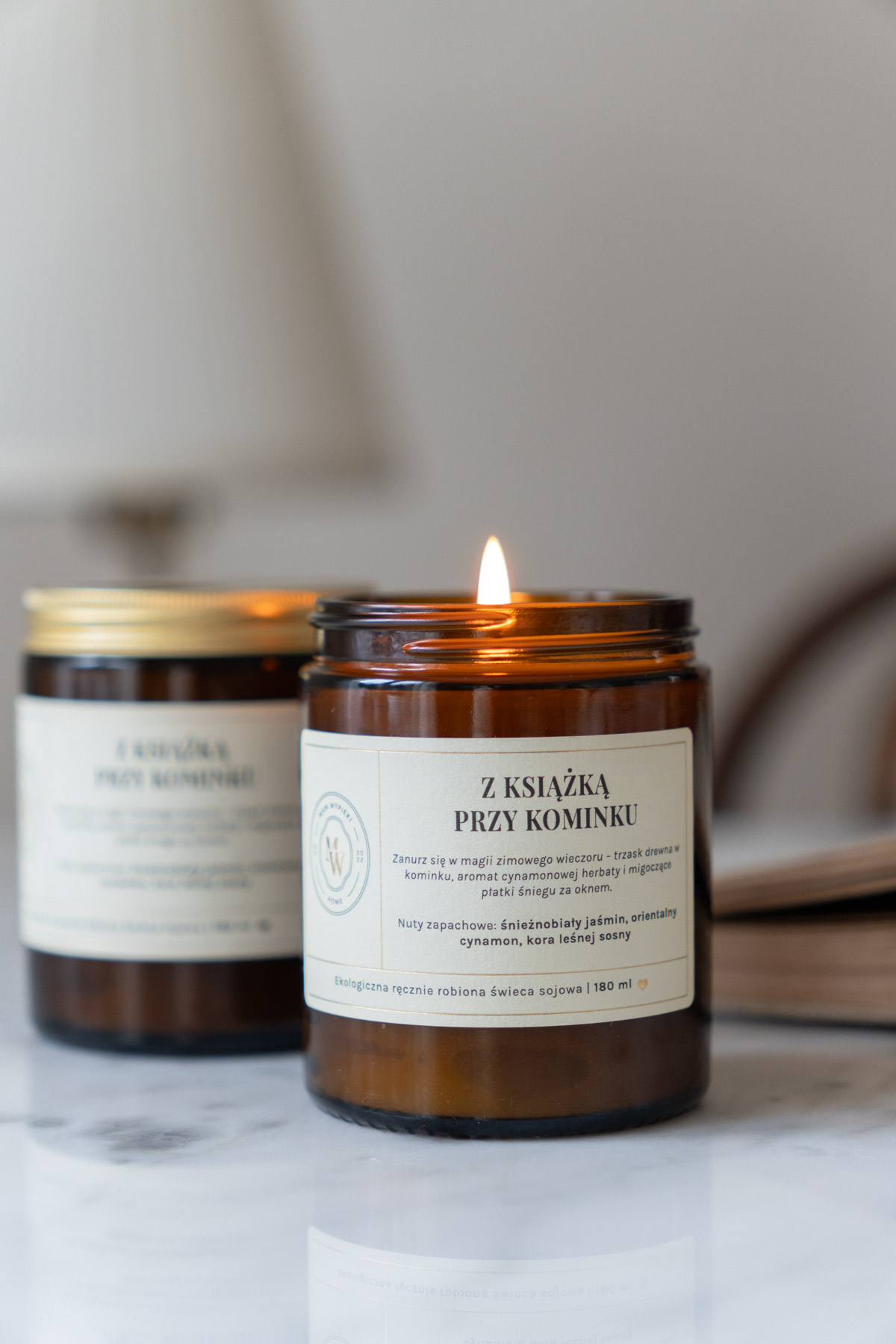świeca sojowa "z książka przy kominku" 180 ml