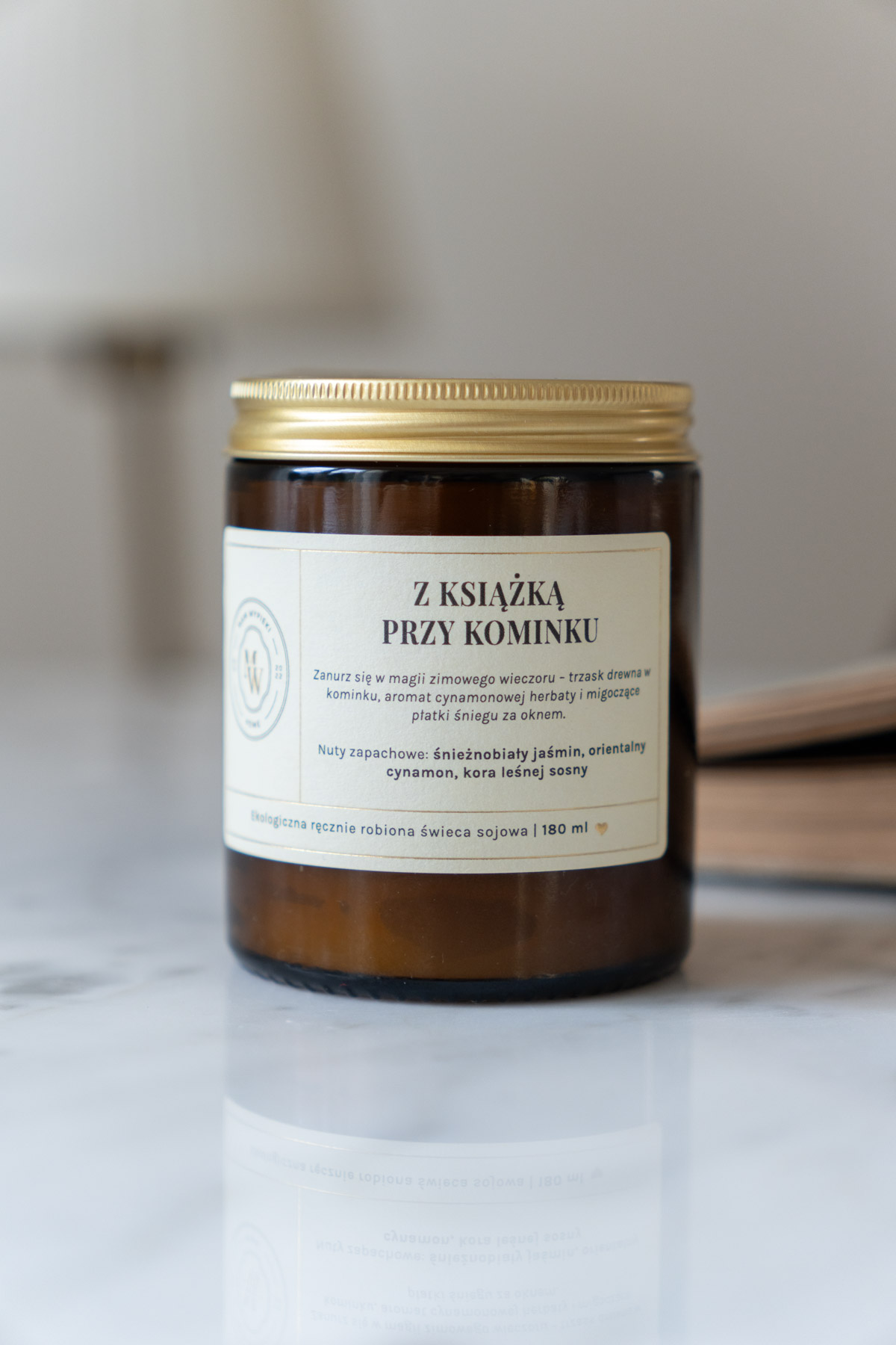 świeca sojowa "z książką przy kominku" 180 ml