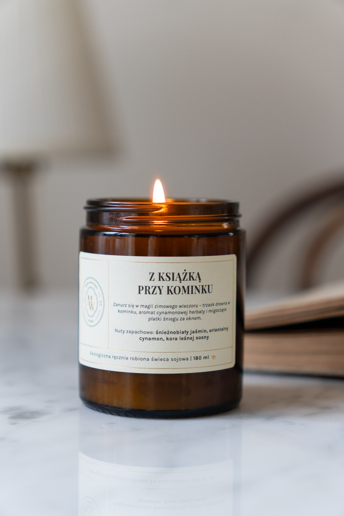 świeca sojowa "z książka przy kominku" 180 ml
