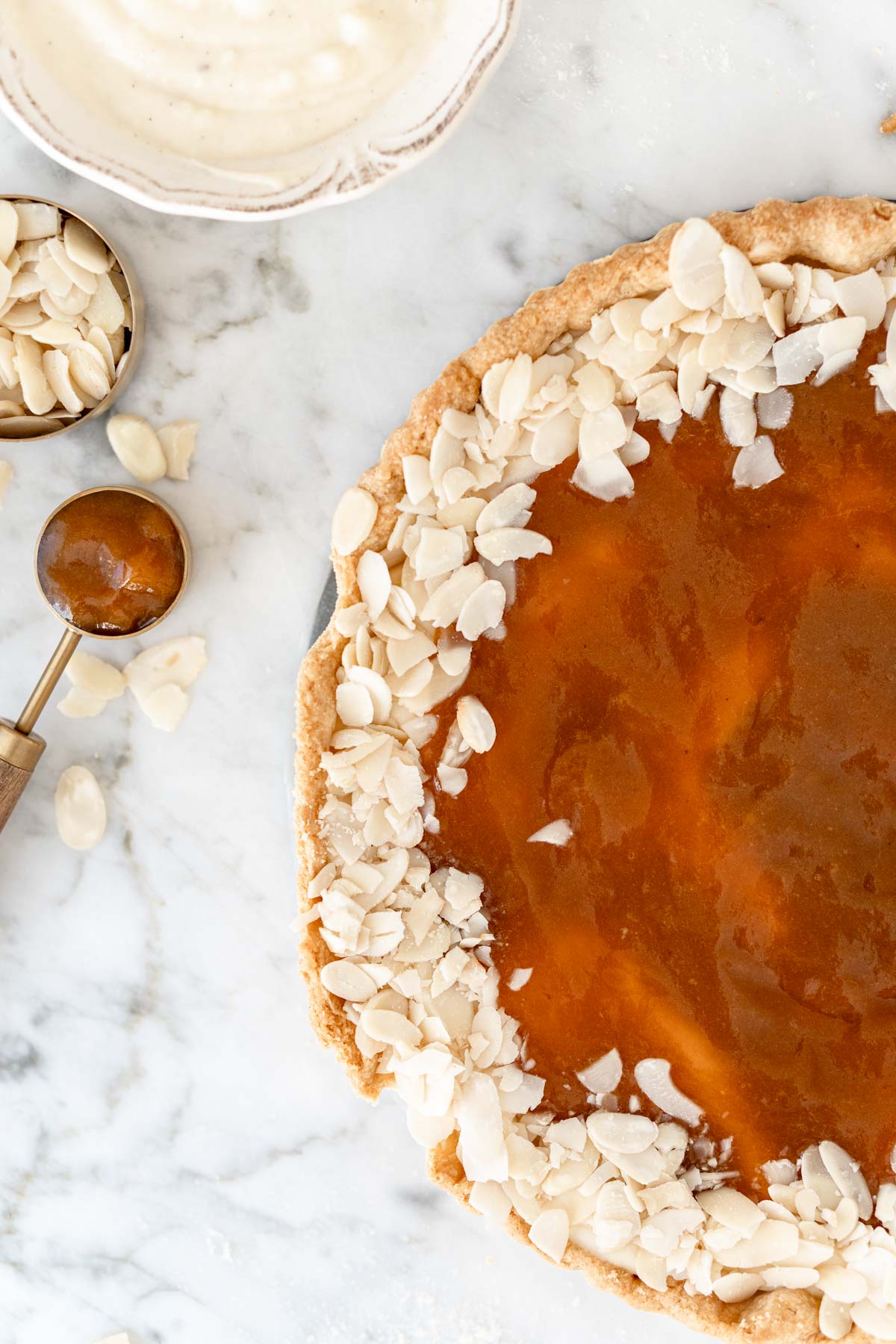 tarta z kremem i musem z mirabelek