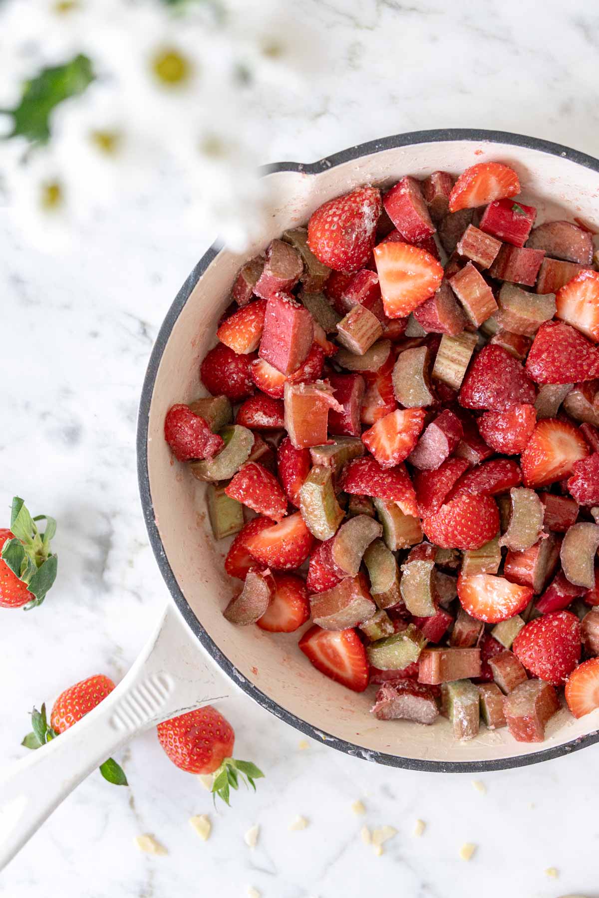 rabarbar pod kruszonką z truskawkami