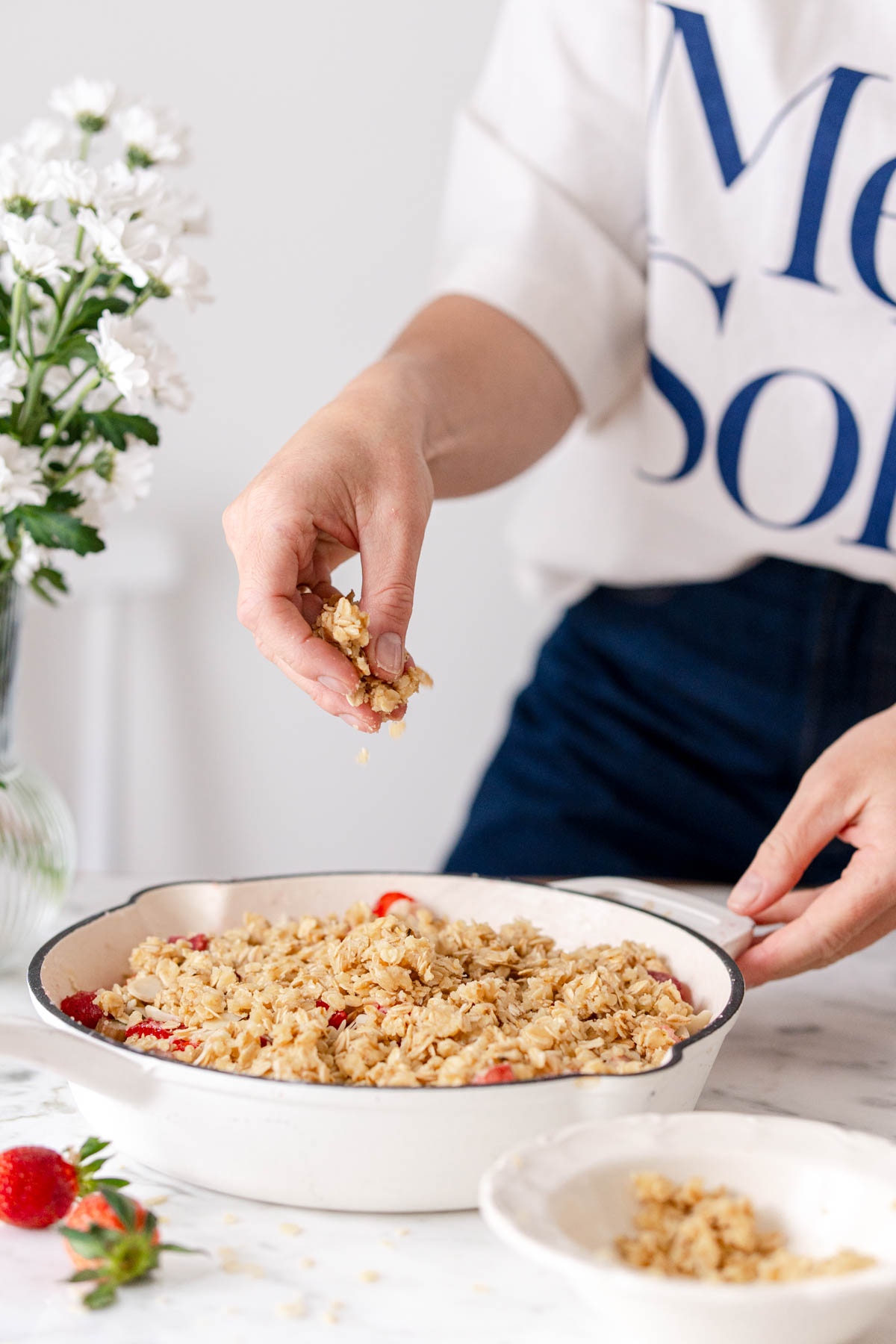 rabarbar pod kruszonką z truskawkami