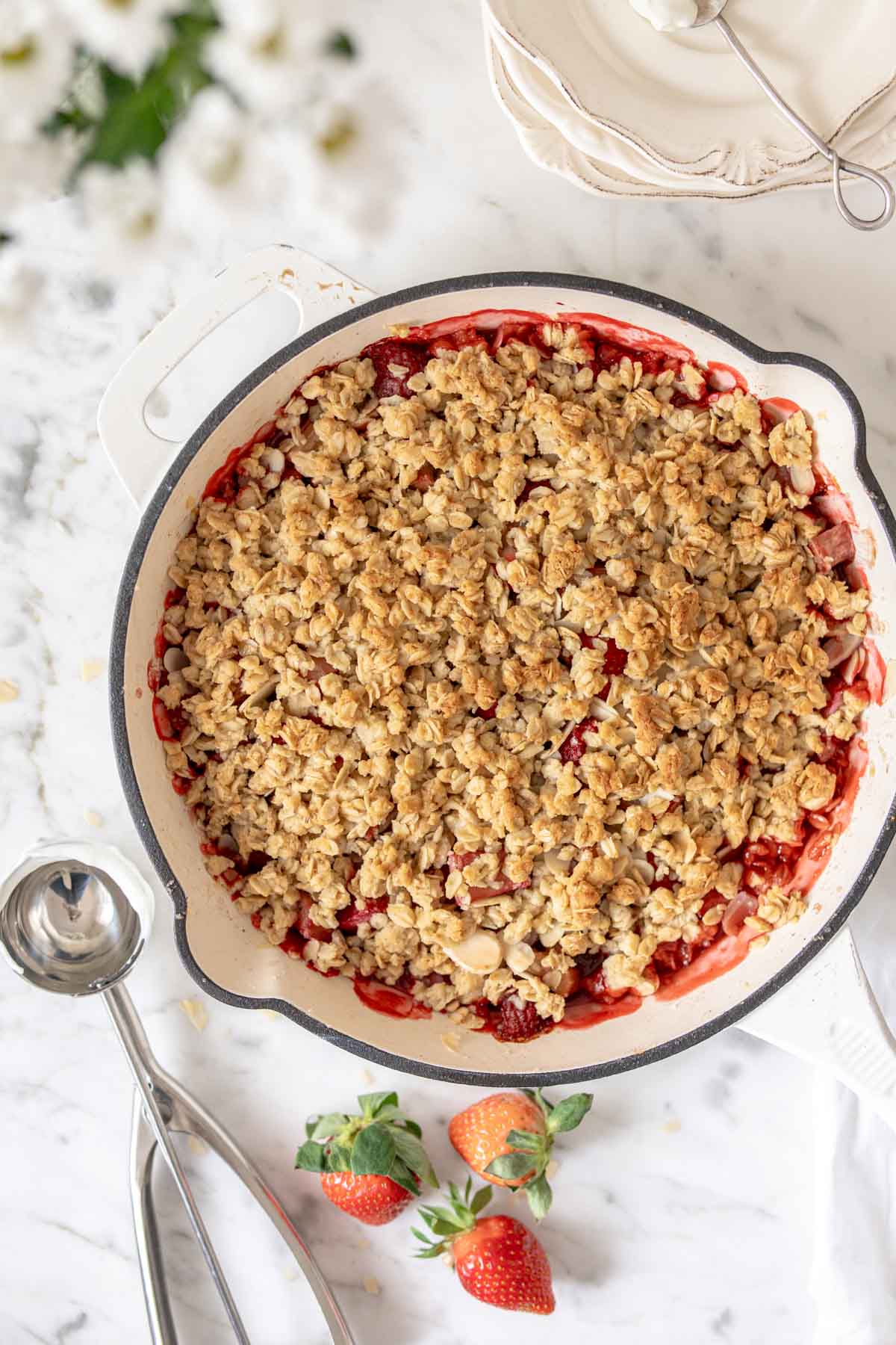 rabarbar pod kruszonką z truskawkami