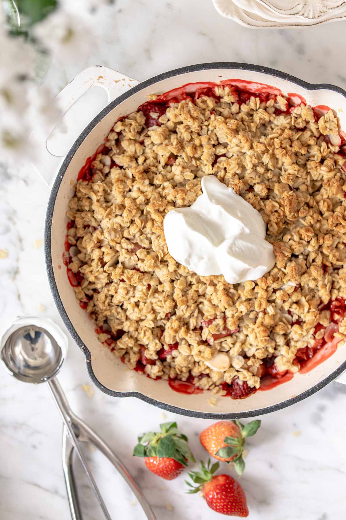 rabarbar pod kruszonką z truskawkami