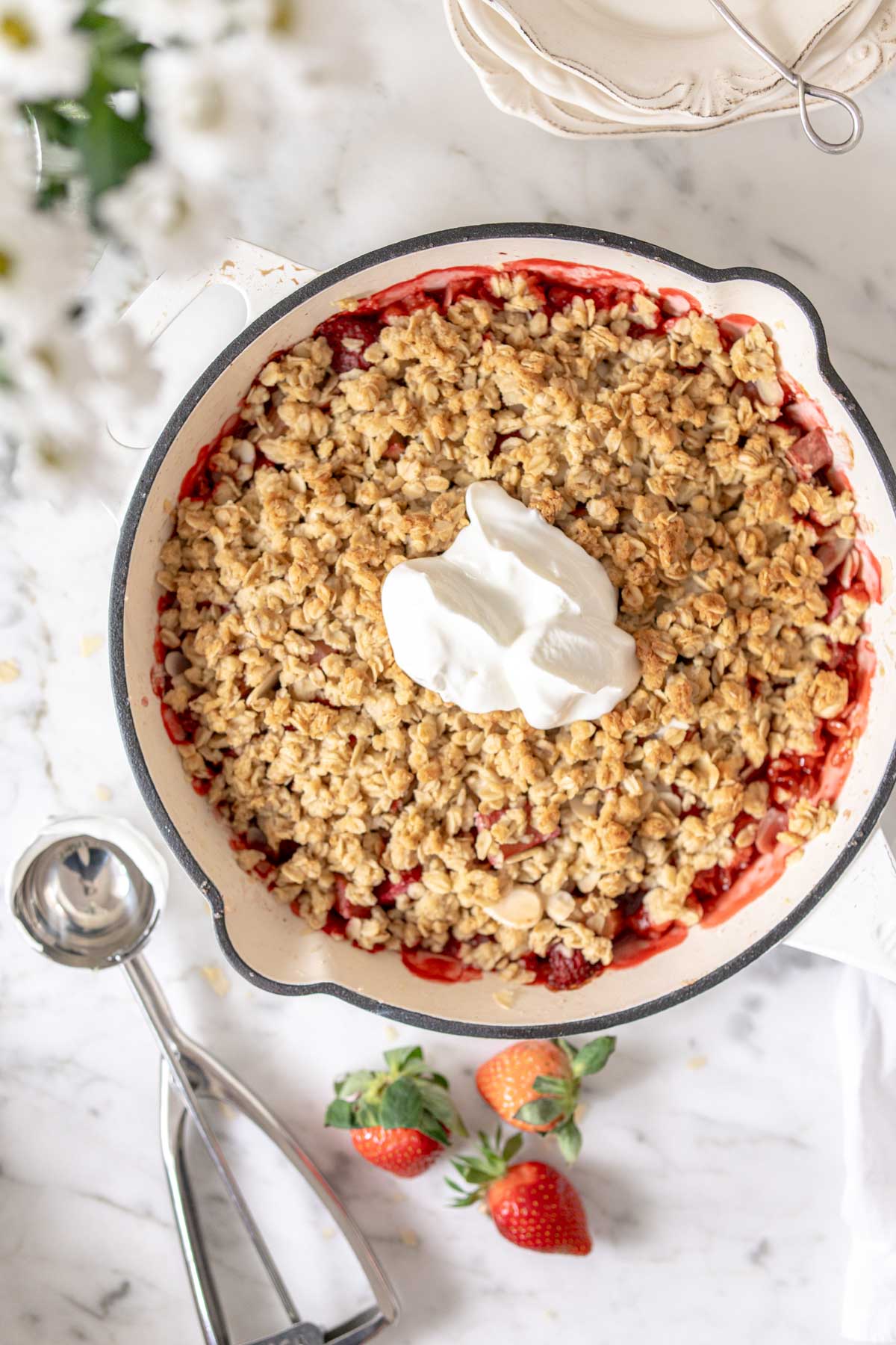 rabarbar pod kruszonką z truskawkami