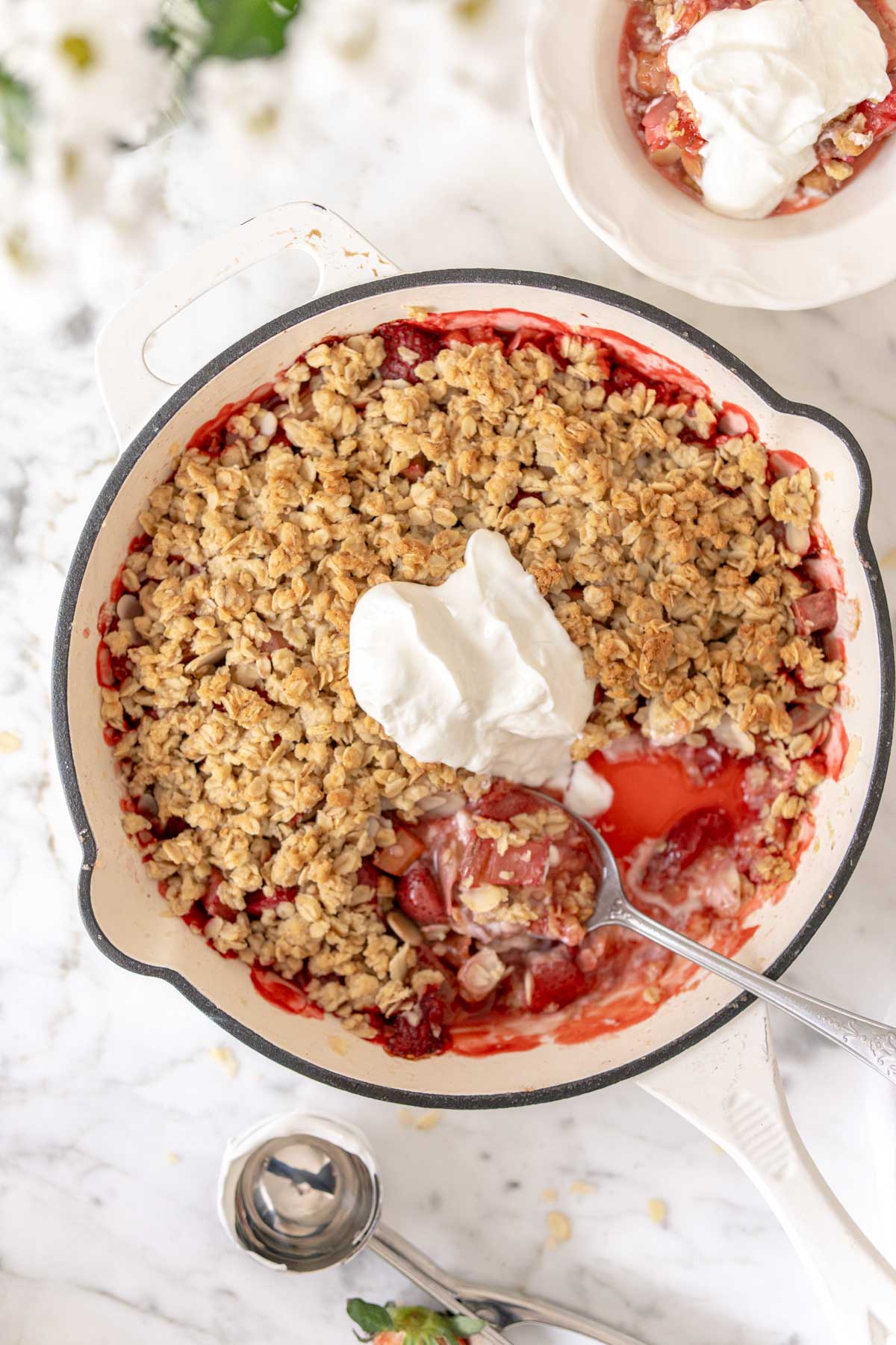 rabarbar pod kruszonką z truskawkami