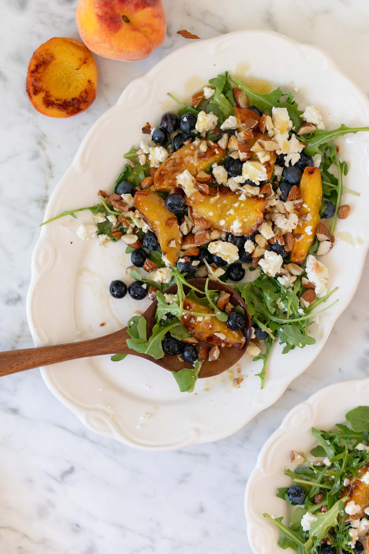 szybka sałatka z grillowanymi brzoskwiniami