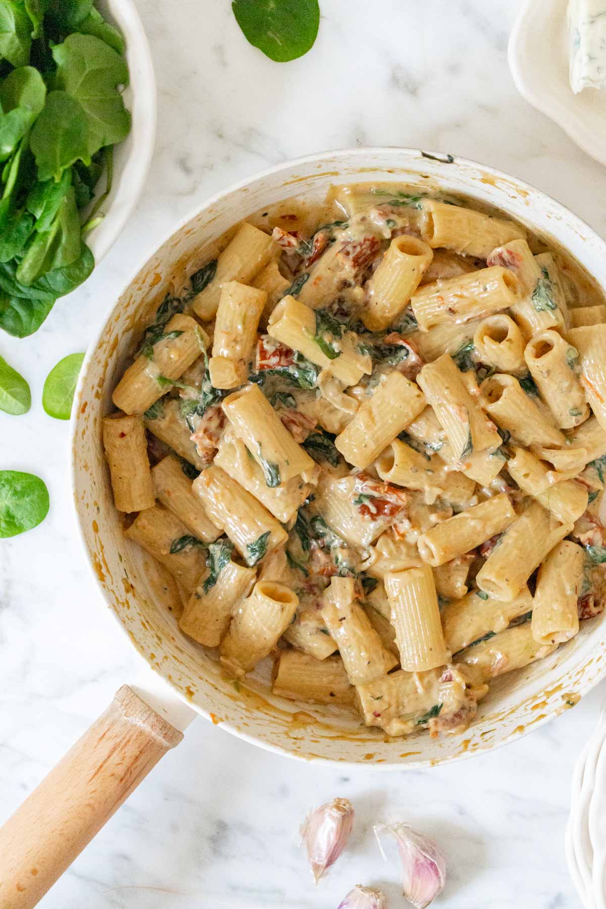 makaron ze szpinakiem w sosie śmietanowym