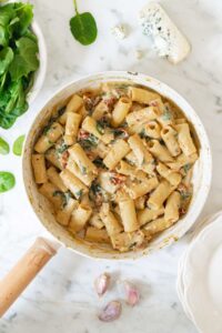 makaron ze szpinakiem z sosie śmietanowym