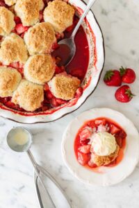 cobbler z truskawkami
